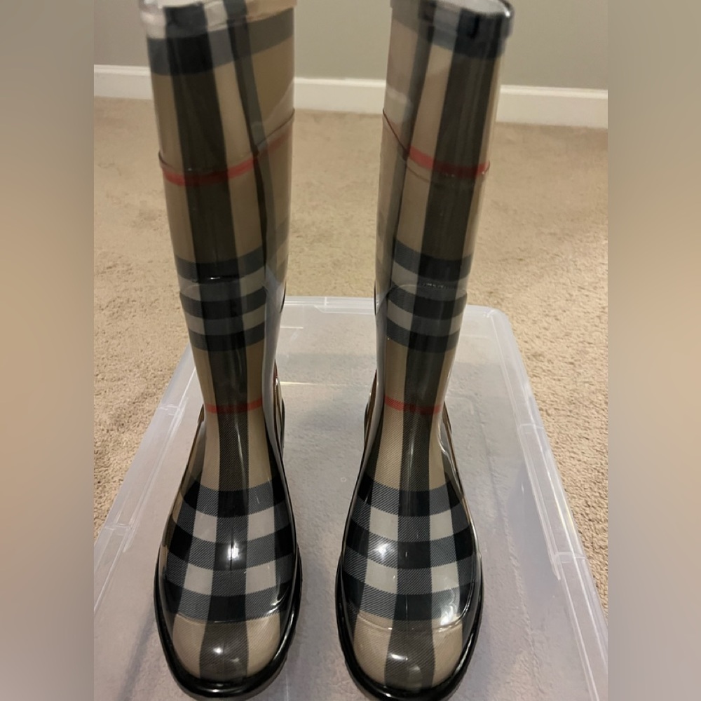 Women Burberry Plaid Print Rubber Rain Boots, Size 10